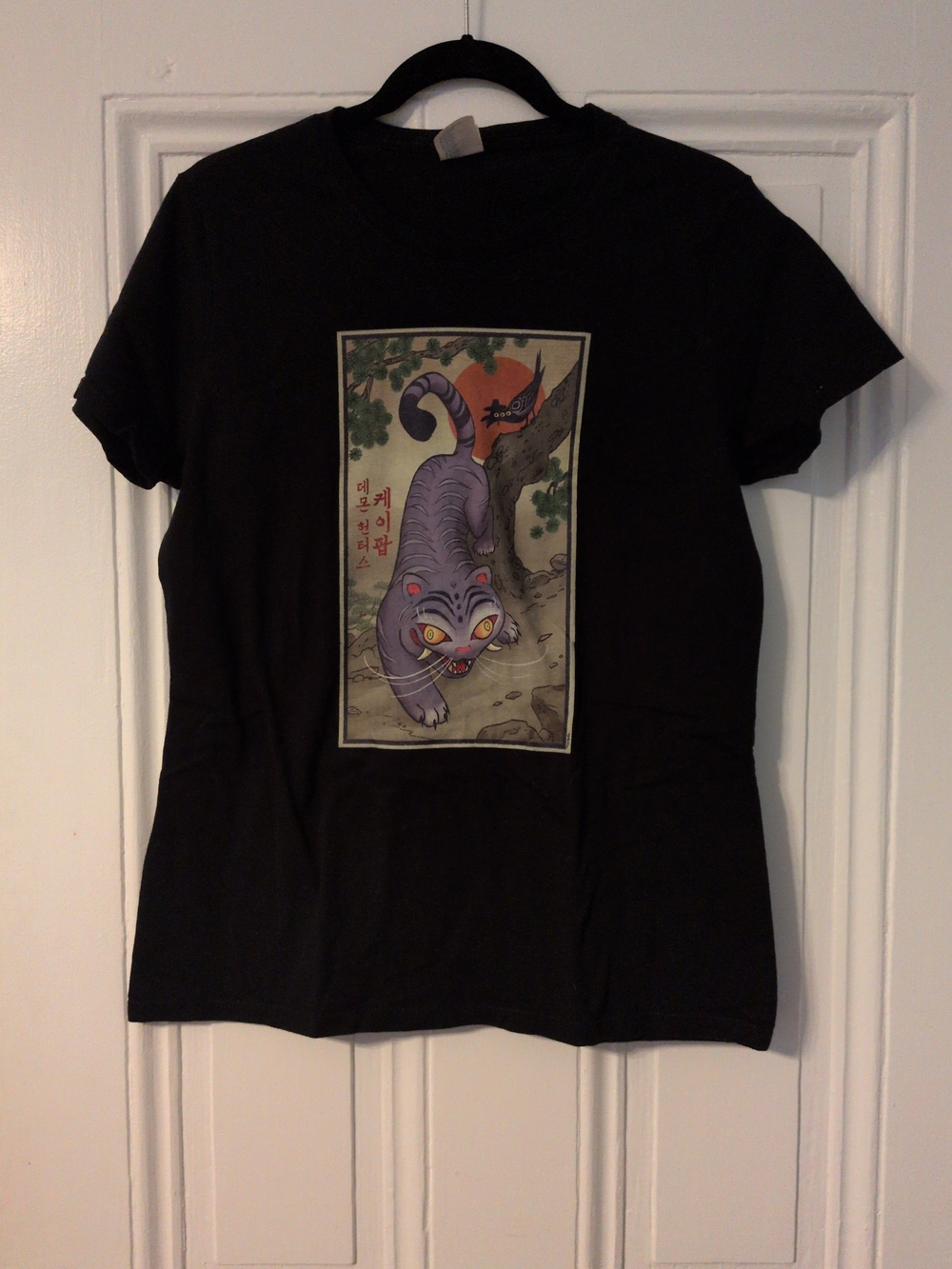 K-pop Demon Hunter Black Graphic Tee with Purple Cat Illustration